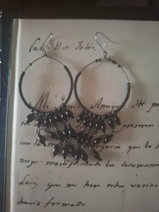 Pendientes plateados y negros