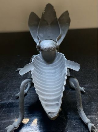 Figura mosca metálica antigua
