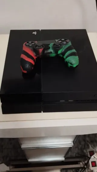 PS4 (PlayStation 4) Negra con Mando y cable