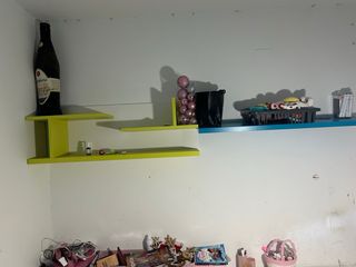 Cama con cajone y escritorio con zapatero y repisa