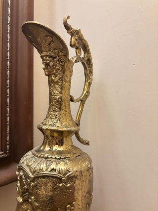 Jarrón de bronce con mesa decorativa