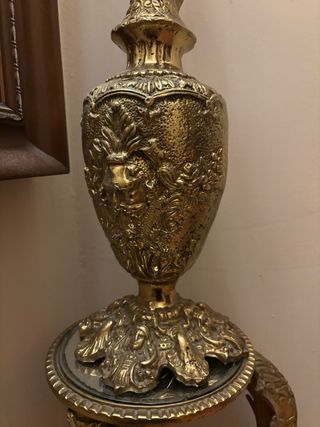 Jarrón de bronce con mesa decorativa