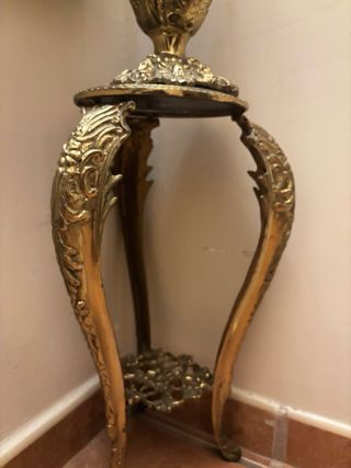 Jarrón de bronce con mesa decorativa