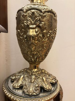 Jarrón de bronce con mesa decorativa