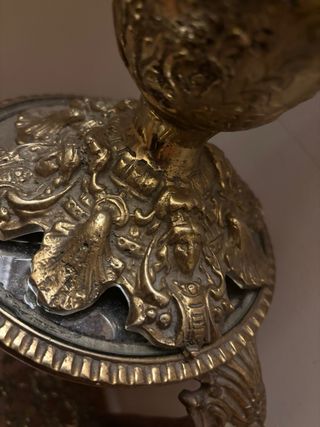 Jarrón de bronce con mesa decorativa