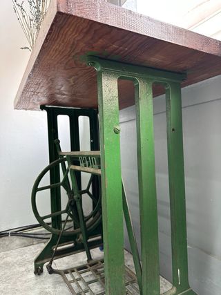 Mesa de madera y metal con pie de máquina Alfa