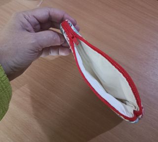 Monedero plano con estampado geométrico