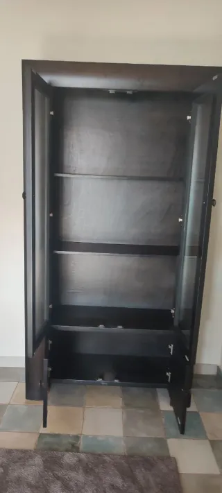 Vitrina de madera maciza con puertas de cristal
