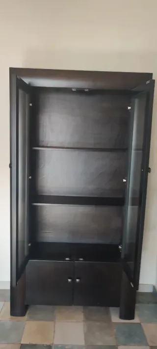 Vitrina de madera maciza con puertas de cristal