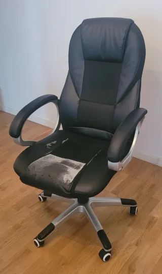 Silla de oficina negra y plateada