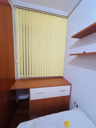Habitación completa: camas, escritorio y estanterí