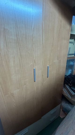 Habitación completa: camas, escritorio y estanterí