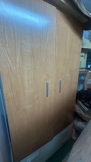 Habitación completa: camas, escritorio y estanterí