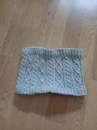 Braga de cuello gris trenzada