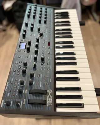 Oberheim TEO-5 Sintetizador Teclado