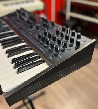 Oberheim TEO-5 Sintetizador Teclado