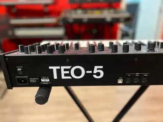 Oberheim TEO-5 Sintetizador Teclado