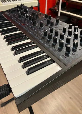 Oberheim TEO-5 Sintetizador Teclado