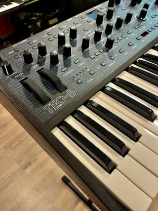 Oberheim TEO-5 Sintetizador Teclado
