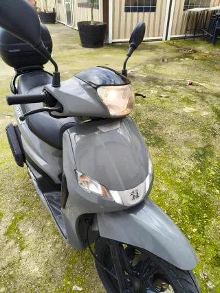 Moto 125cc con baúl SHAD Peugeot tweet