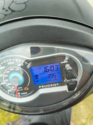 Moto 125cc con baúl SHAD Peugeot tweet