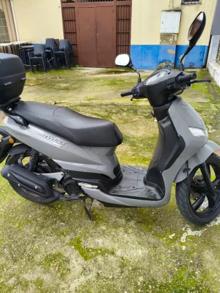 Moto 125cc con baúl SHAD Peugeot tweet