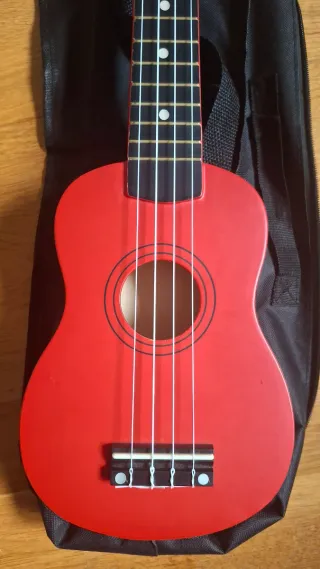 Ukelele Rojo con Funda