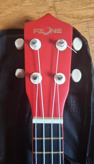 Ukelele Rojo con Funda