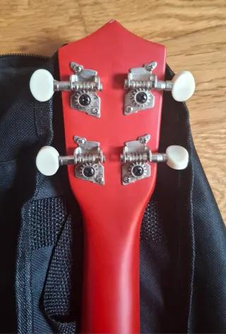 Ukelele Rojo con Funda
