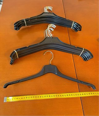 Lote 30 perchas negras de plástico