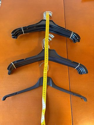 Lote 30 perchas negras de plástico