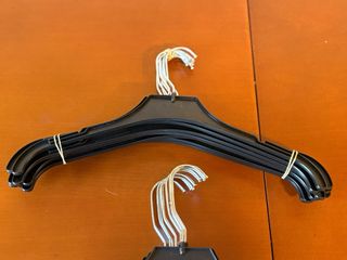 Lote 30 perchas negras de plástico