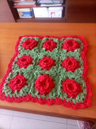 Tapete tejido flores rojas y verdes
