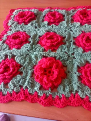 Tapete tejido flores rojas y verdes