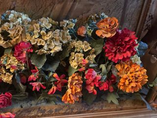 Consola de entrada dorada con flores