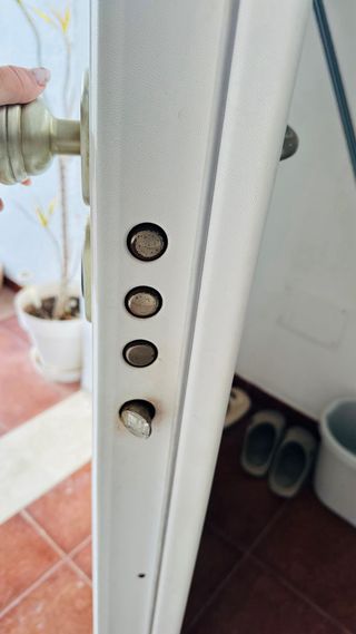 Puerta de entrada blanca de entrada blindada