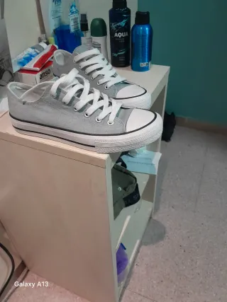 Converse grises y blancas