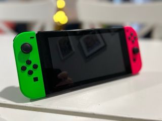 Pack Nintendo Switch con 2 juegos y 4 mandos