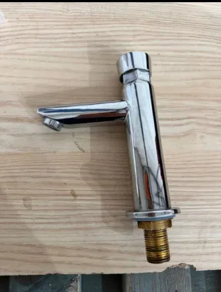 Grifo de metal cromado