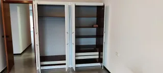 Armario de madera blanco