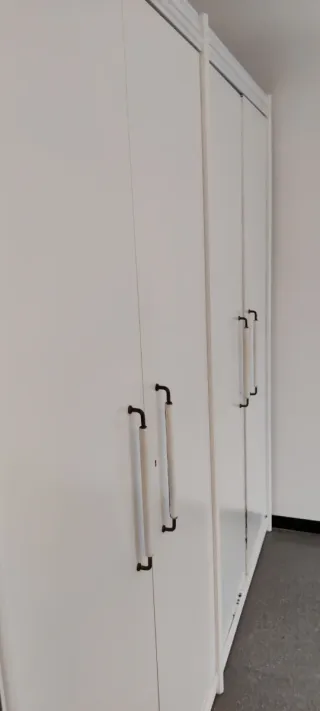 Armario de madera blanco