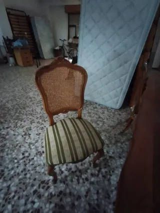 Mueble aparador antiguo tallado a mano con mesa