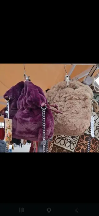 Bolso de pelo púrpura y beige