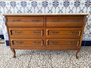 Tocador de madera con tapa de mármol