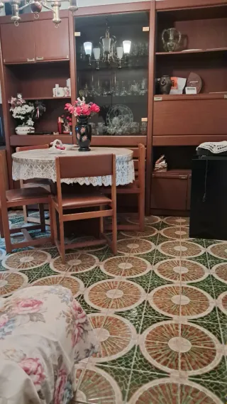 Mueble comedor con mesa y sillas