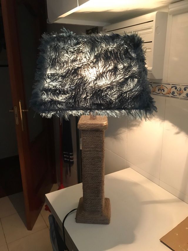 Lámpara azul con base de cuerda