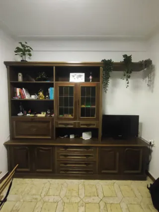 Mueble de salón de madera y cristal