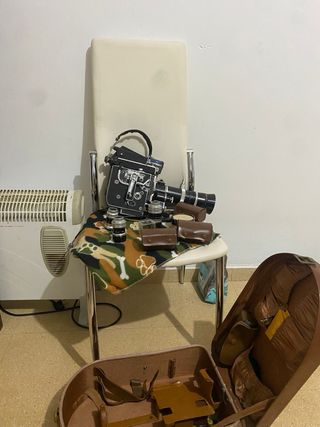 Cámara de cine vintage con accesorios