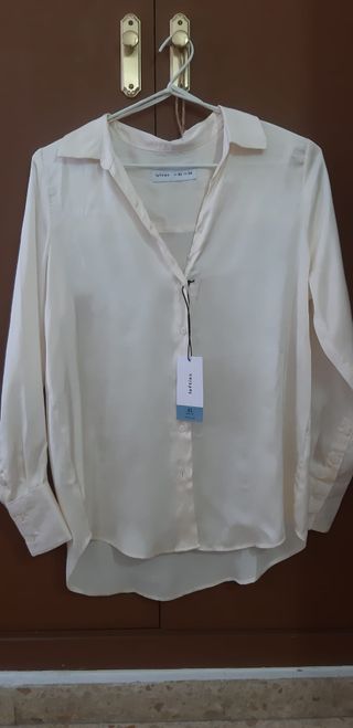 Camisa o blusa satinada. Nueva sin estrenar y con