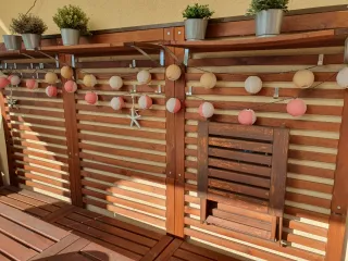 Mesa y sillas de exterior de madera